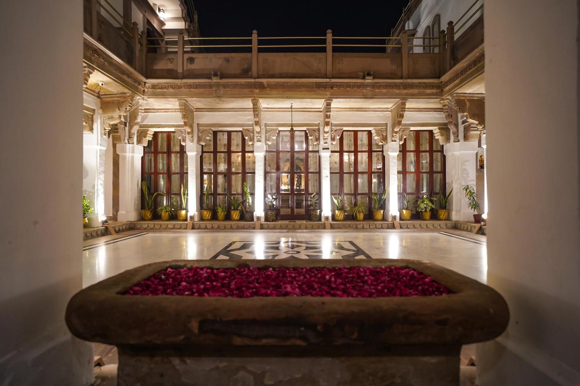 Guleria Kothi At Ganges Hotel Benares Buitenkant foto